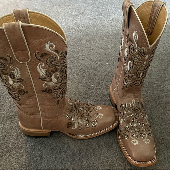 These are absolutely BEAUTIFUL boots y’all, please read description below - Picture 3 of 6
